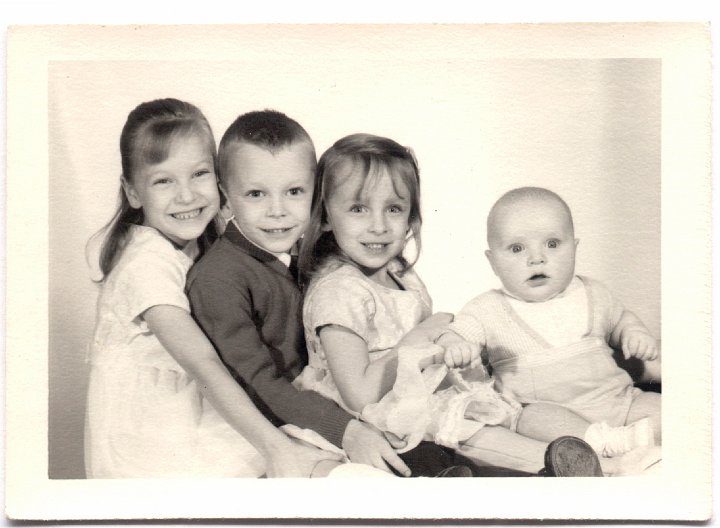 1416.jpg - Karen 6 yr, Kevin 6 yr, Cheryl 4 yr, Frank  6 mo 1959c  unknown